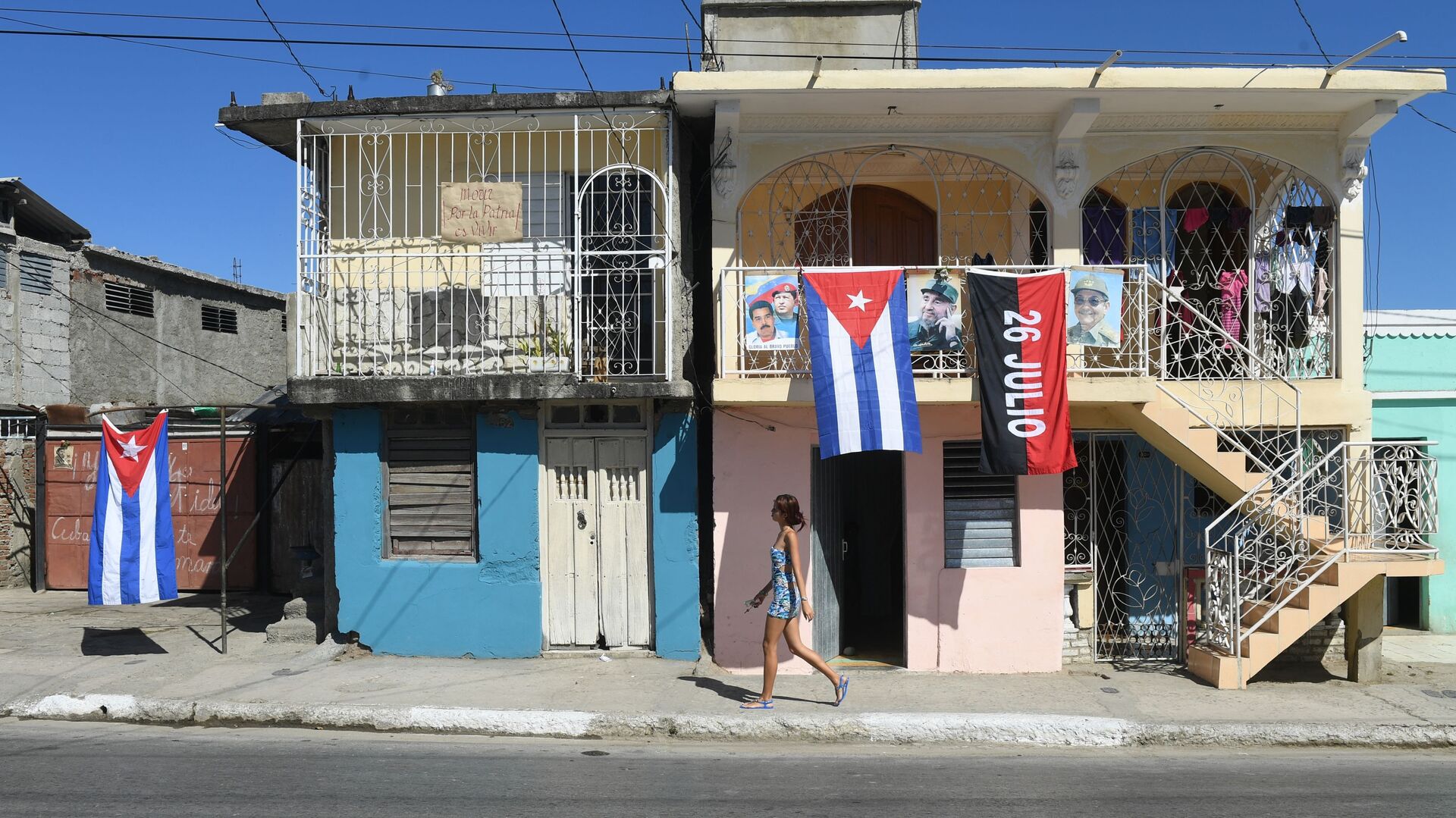 Государственный флаг Кубы и флаг Движения 26 июля в городе Сантьяго-де-Куба - РИА Новости, 1920, 30.11.2022