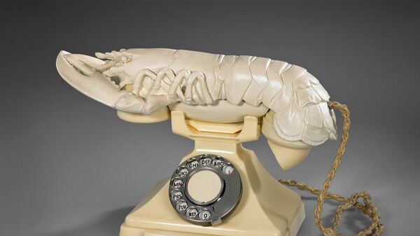 Телефон-омар - сюрреалистическая скульптура, созданная Сальвадором Дали совместно с художником Эдуардом Джеймсом