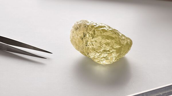 Желтый алмаз, найденный на канадском месторождении Дайавик