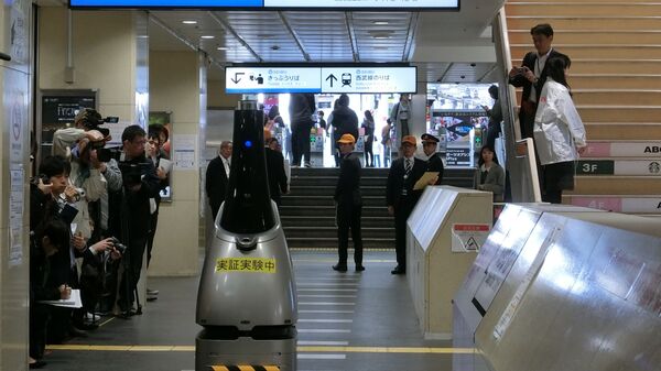  Робот с искусственным интеллектом на станции железной дороги Seibu в Японии