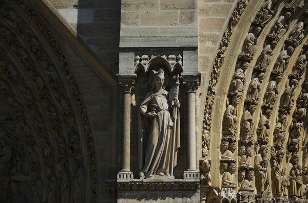 Скульптура между порталами западного фасада собора Парижской Богоматери