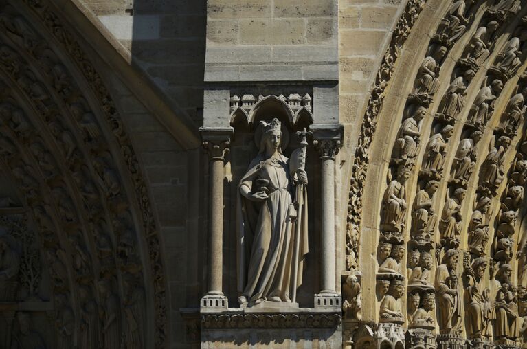 Скульптура между порталами западного фасада собора Парижской Богоматери