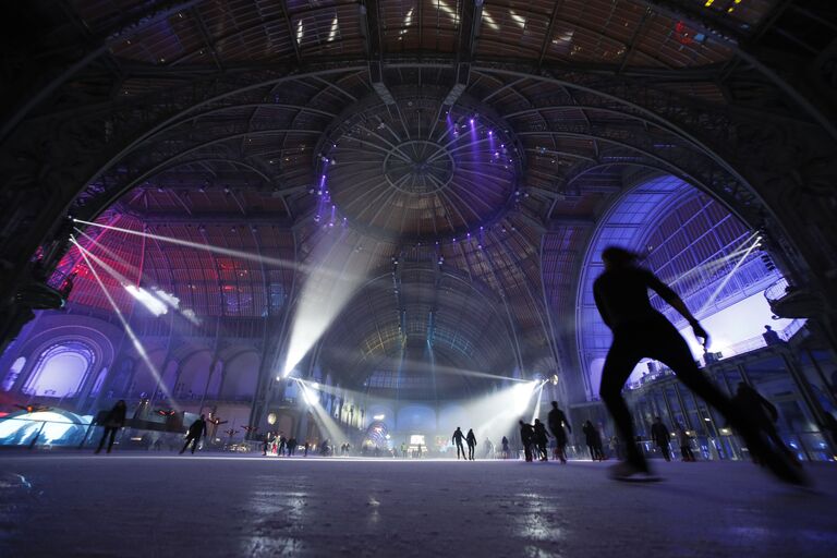 Каток под стеклянной крышей Grand Palais