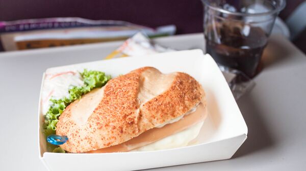 Еда и напиток на борту самолета. Архивное фото