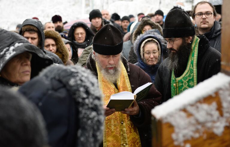 Молебен о невмешательстве власти в церковные дела у креста возле здания Верховной рады Украины в Киеве Молебен о невмешательстве власти в церковные дела у креста возле здания Верховной рады Украины в Киеве