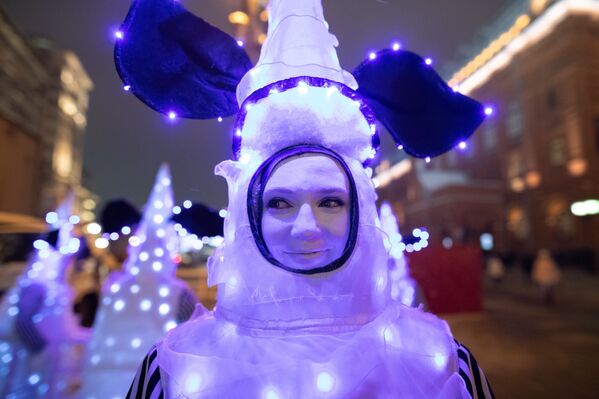 Участник фестиваля Путешествие в Рождество на площади Революции в Москве