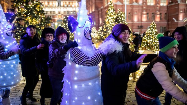Участники и гости фестиваля Путешествие в Рождество на площади Революции в Москве