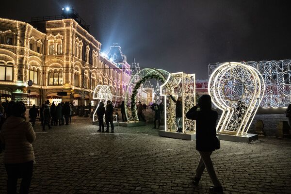 Новогодняя иллюминация на площади Революции в Москве