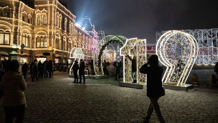 Новогодняя иллюминация на площади Революции в Москве