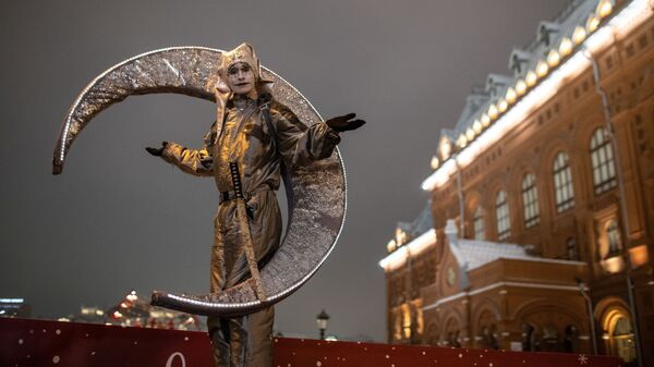 Участник фестиваля Путешествие в Рождество на площади Революции в Москве