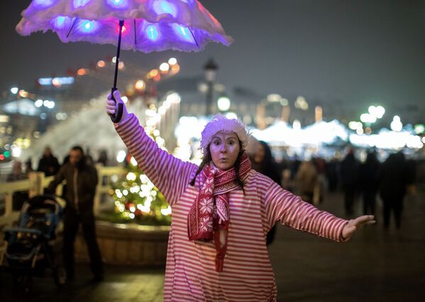 Участница фестиваля Путешествие в Рождество на площади Революции в Москве