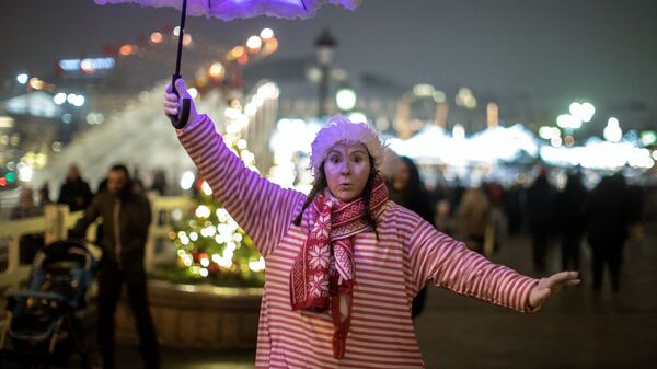 Участница фестиваля Путешествие в Рождество на площади Революции в Москве