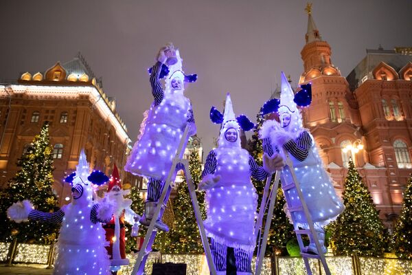 Участники фестиваля Путешествие в Рождество на площади Революции в Москве