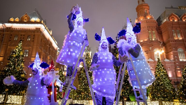 Участники фестиваля Путешествие в Рождество на площади Революции в Москве