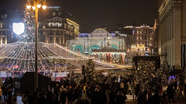 Гости фестиваля Путешествие в Рождество на площади Революции в Москве