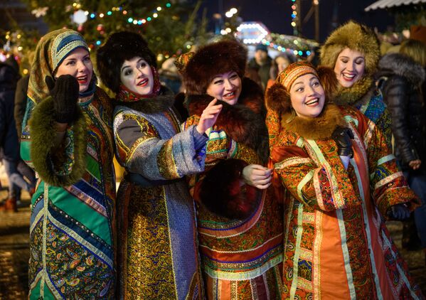 Женщины в национальных костюмах на рождественской ярмарке в Москве