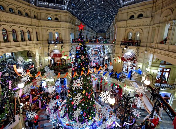 Новогодняя елка в торговом центре ГУМ в Москве