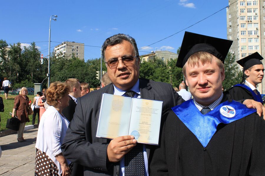 Андрей Карлов с сыном Геннадием на вручении диплома МГИМО