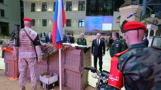 Президент РФ Владимир Путин во время осмотра выставки перед расширенным заседанием коллегии министерства обороны РФ. 18 декабря 2018