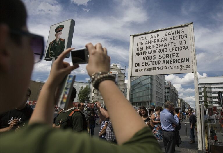 Чекпойнт Чарли в Берлине