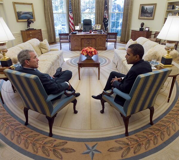 Барак Обама и Джордж Буш на встрече в Овальном Кабинете