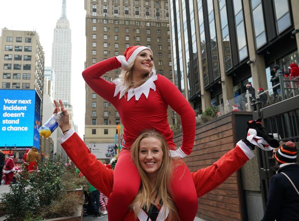 Девушка в костюмах Санта-Клауса в Нью-Йорке