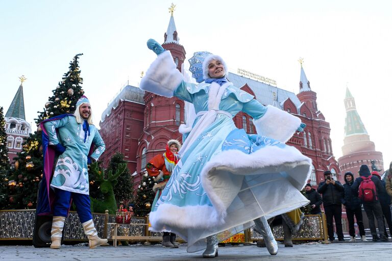 Артисты во время выступления на Манежной площади