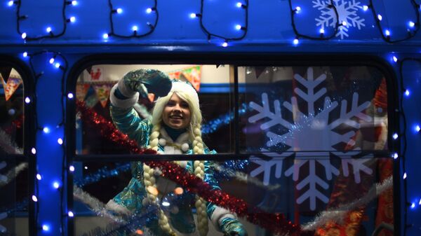 Снегурочка в салоне новогоднего трамвая