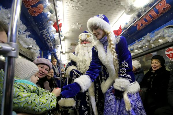 Дед Мороз и Снегурочка в вагоне тематического поезда