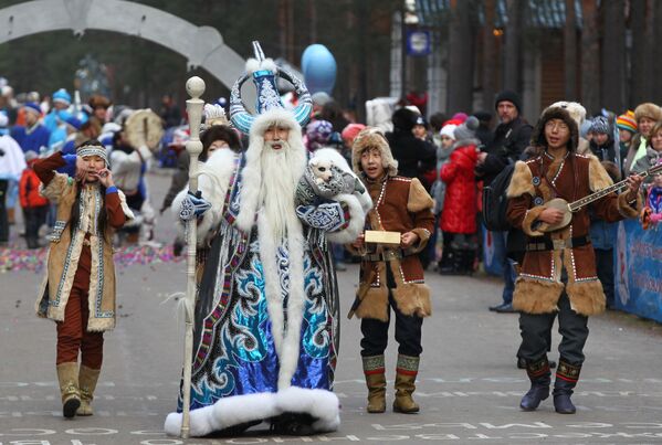 Чисхаан из Якутии принимает участие в праздничном шествии по случаю Дня рождения Деда Мороза в Великом Устюге