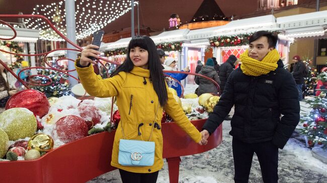 Туристы на новогодней ярмарке в центре Москвы