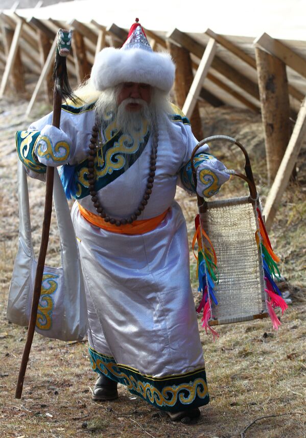 Сааган Убугун из Бурятии проходит по усадьбе во время празднования Дня рождения Деда Мороза в Великом Устюге
