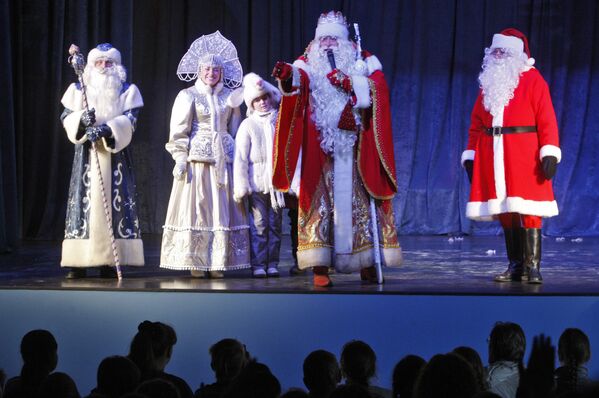 Дед Мороз и эстонский Йыулувана на праздничной встрече в Выборге