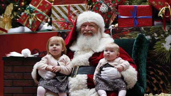 Санта-Клаус с детьми в торговом центре штата Мэн, США
