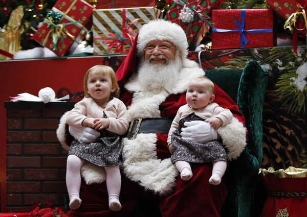 Санта-Клаус с детьми в торговом центре штата Мэн, США