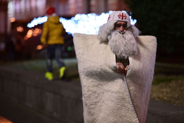 Грузинский Дед Мороз Товлис Бабуа на улице Тбилиси в канун Нового года
