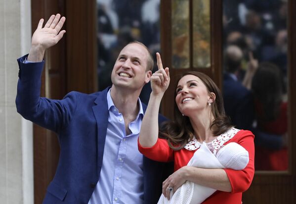 Британский принц Уильям и Кэтрин, герцогиня Кембриджская, со своим новорожденным сыном