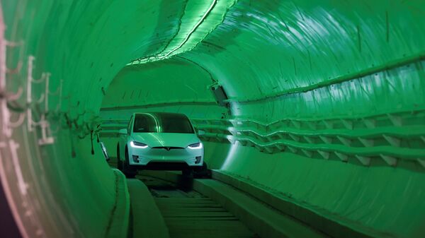 Автомобиль Tesla Model X в подземном туннеле под Лос-Анджелесом
