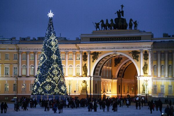 Главная новогодняя елка на Дворцовой площади в Санкт-Петербурге
