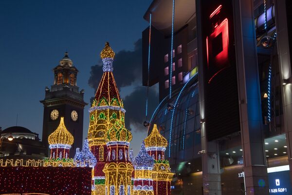Новогодние декорации в виде Кремля и собора Василия Блаженного у  торгово-развлекательного центра Европейский в Москве 
