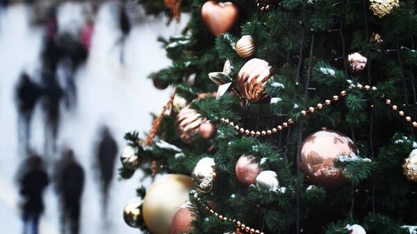 Елочные украшения на новогодней елке в Москве