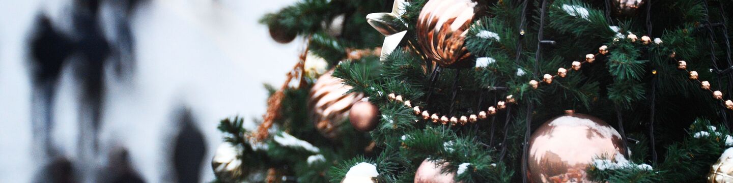 Елочные украшения на новогодней елке в Москве