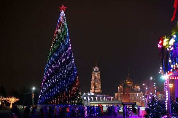 Новогодняя ель на площади Ленина рядом с Успенским кафедральным собором в Туле