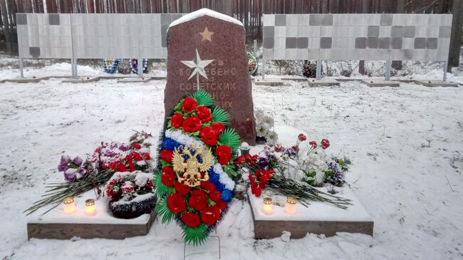 Стенды с именами погибших советских военнопленных на братской могиле в Пиексямяки