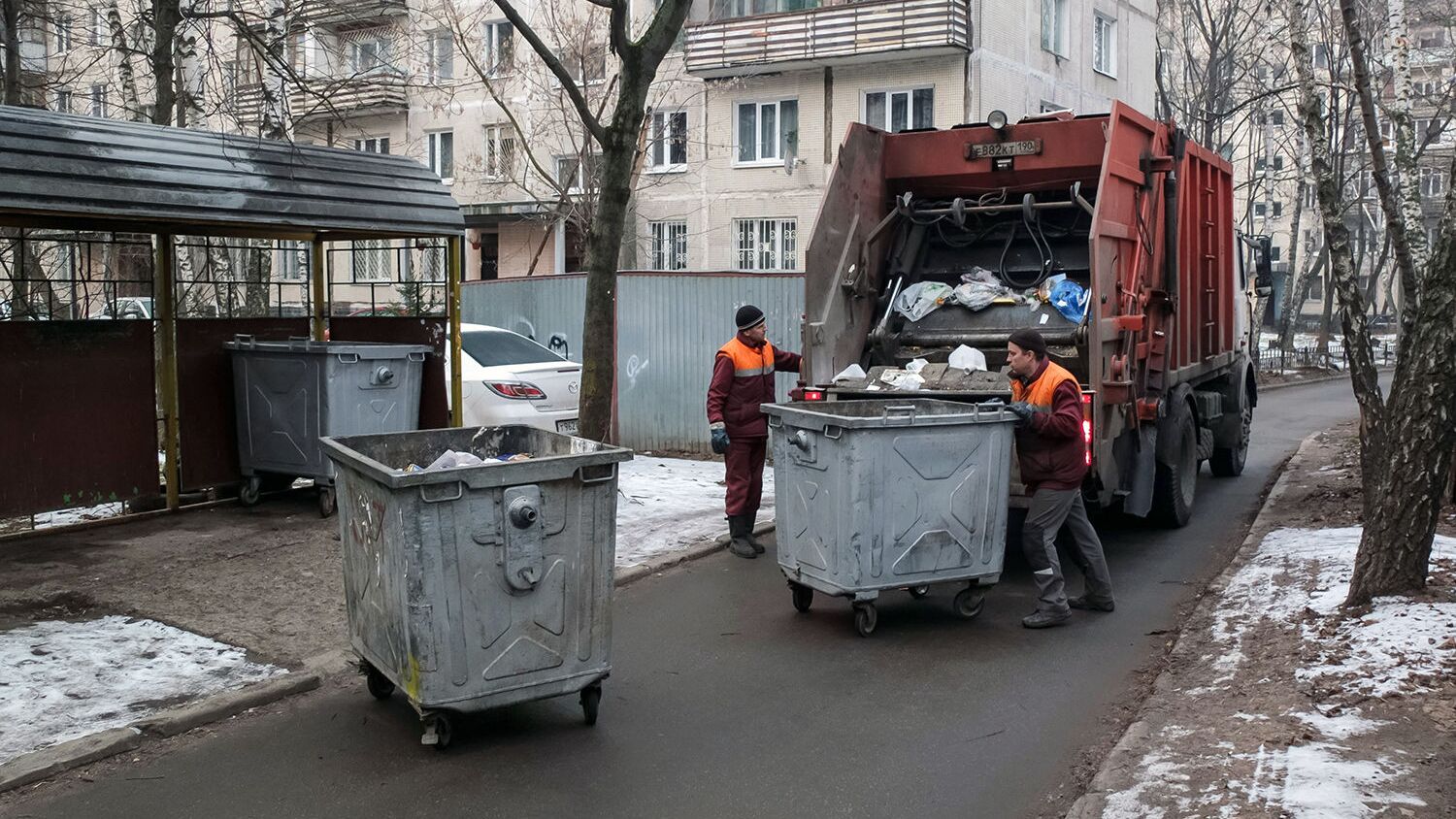 Сотрудники коммунальных служб выгружают мусор из контейнеров в мусоровоз - РИА Новости, 1920, 18.03.2021