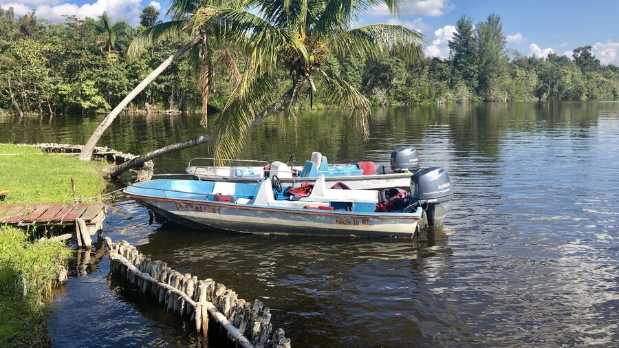 Лодки на реке, Куба
