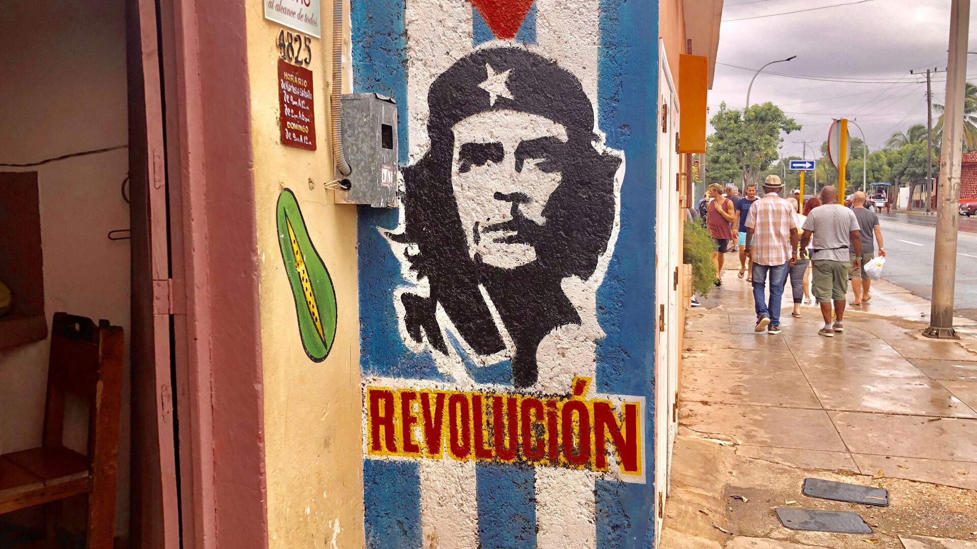 Граффити с Че Гевара на улице Варадеро, Куба - РИА Новости, 1920, 20.10.2021