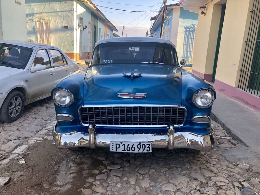 Автомобиль на одной из улиц Тринидада, Куба