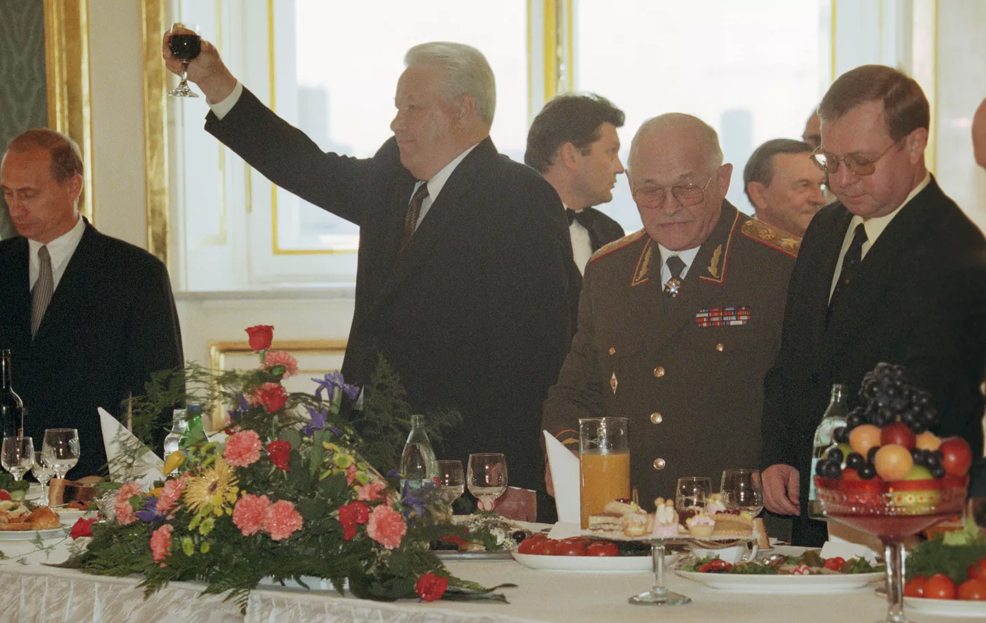 Президент России Борис Ельцин на приеме в честь выпускников военных академий, 1999