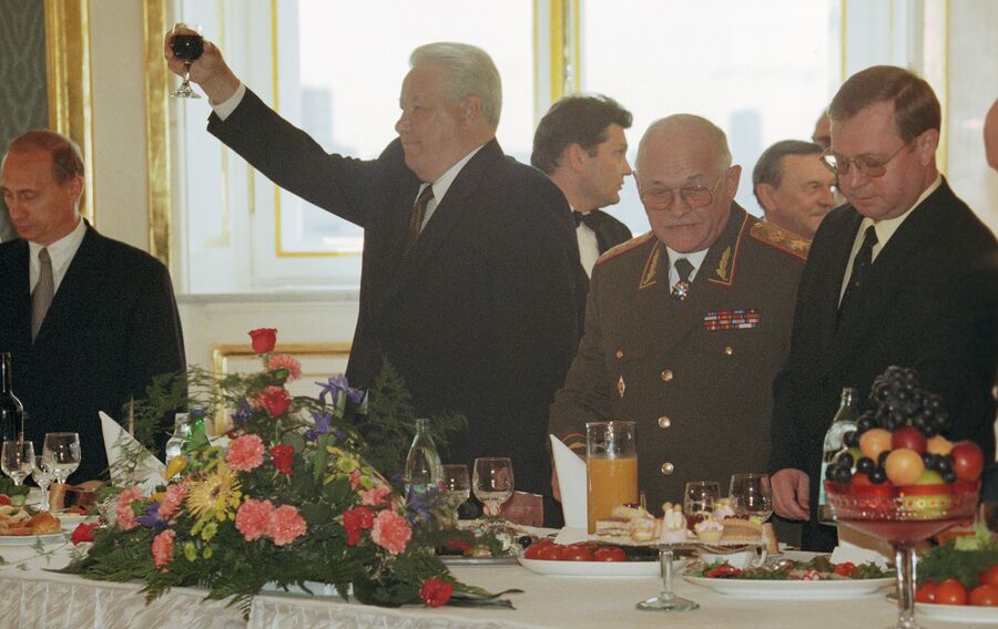Президент России Борис Ельцин на приеме в честь выпускников военных академий. 1999 год 